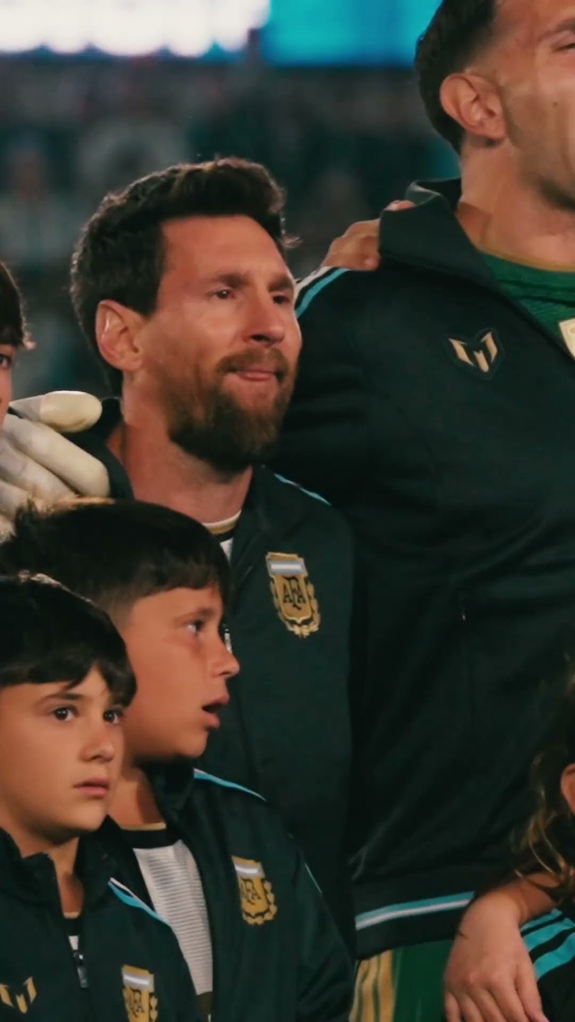 Lionel Messi, ému, pendant l'hymne, entouré d'enfants et de joueurs de l'équipe d'Argentine.