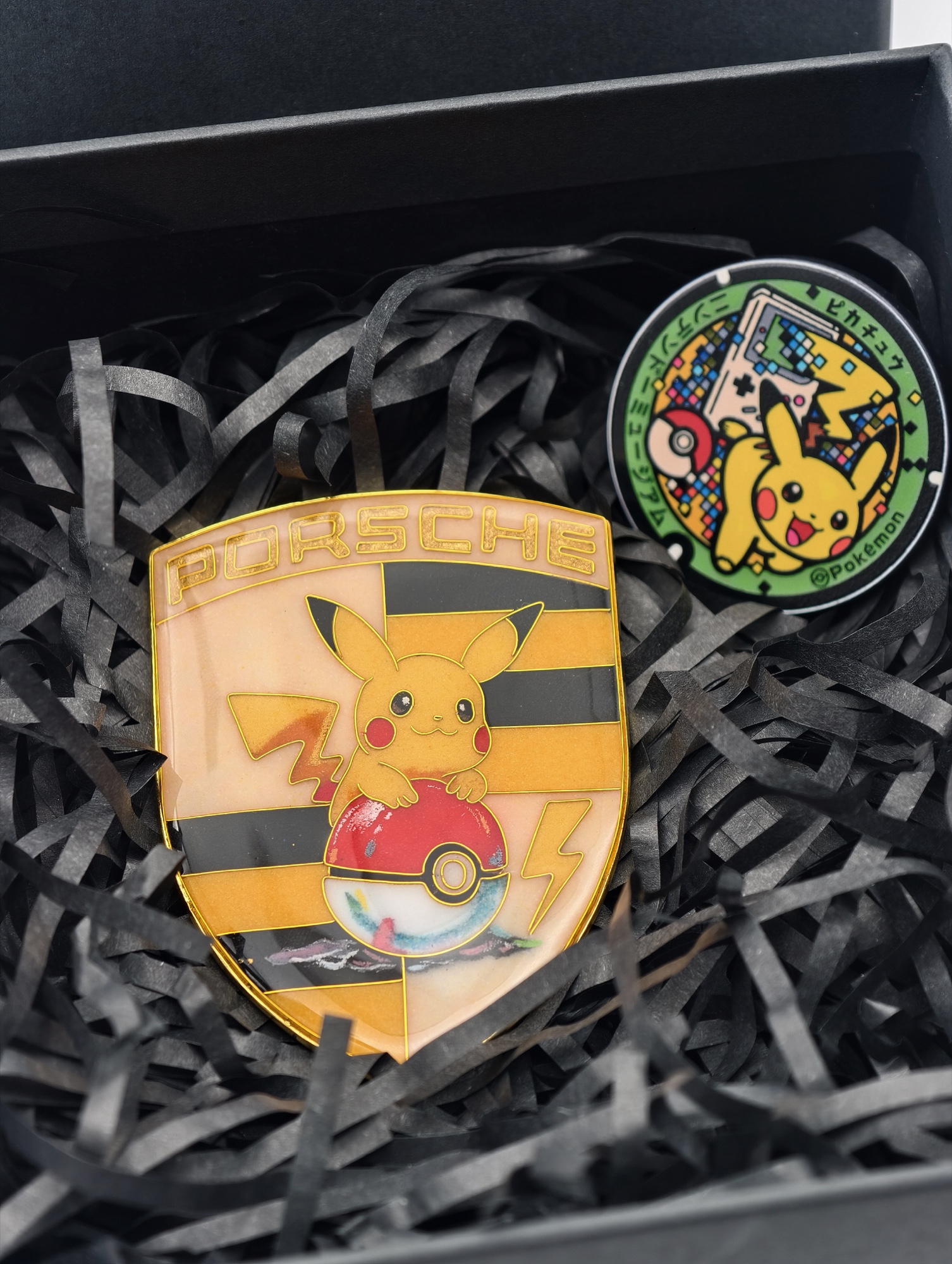 Écusson personnalisé avec Pikachu, photographie publiée par AniMahjong.