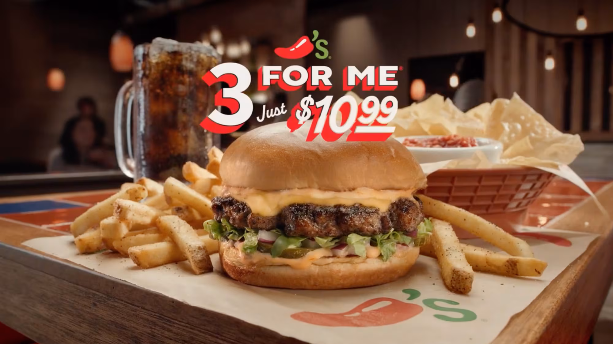 Visuel Chili’s 3 For Me avec un burger, des frites et une boisson ; prix affiché dans la création d’origine.