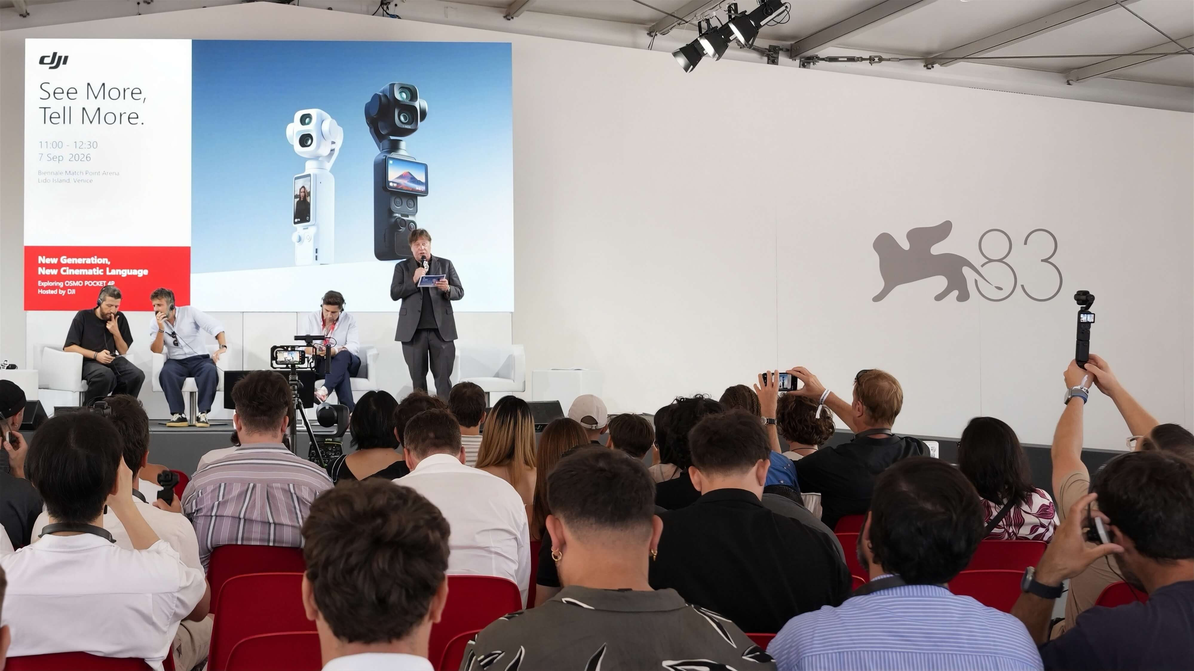 Présentation DJI devant des professionnels au Venice Production Bridge, avec une caméra de poche à l’écran.