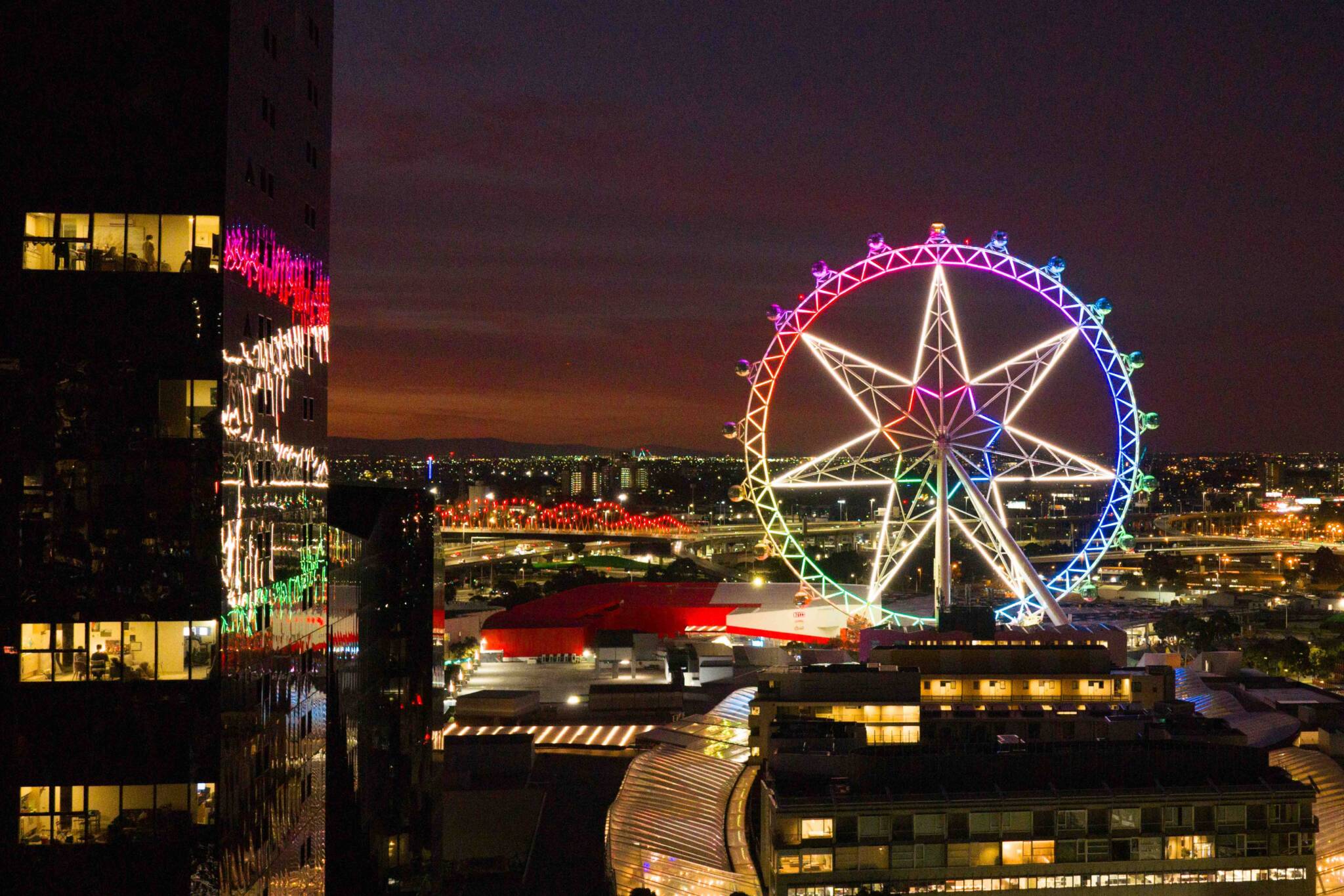 La Melbourne Star illuminée au crépuscule dans le quartier des Docklands.