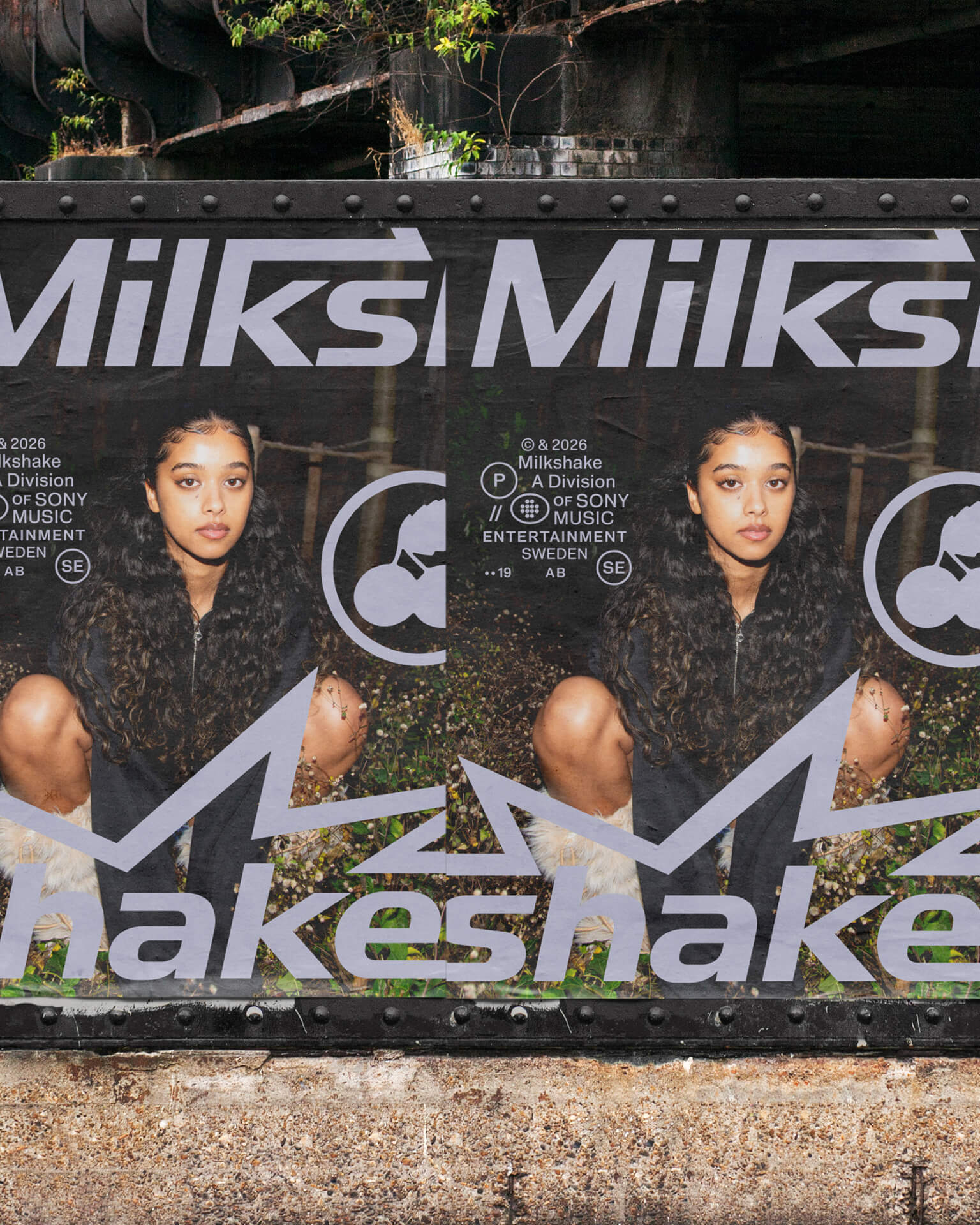Affiche murale d'une chanteuse aux cheveux bouclés, avec le logotype Milkshake en lilas et la mention Sony Music Entertainment Sweden