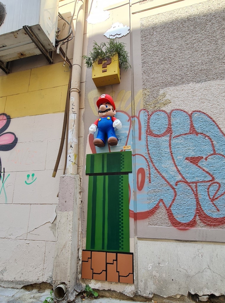 Figurine Mario et tuyau vert installés sur un mur, photographie Onaranlar Kulübü.