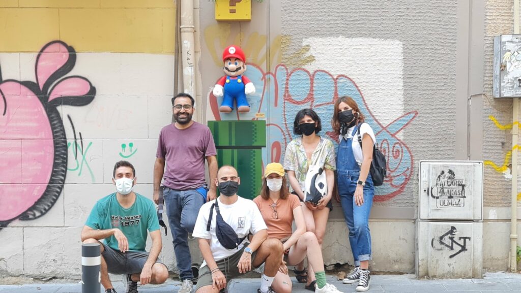 Le collectif pose près de l’installation Mario à Istanbul.