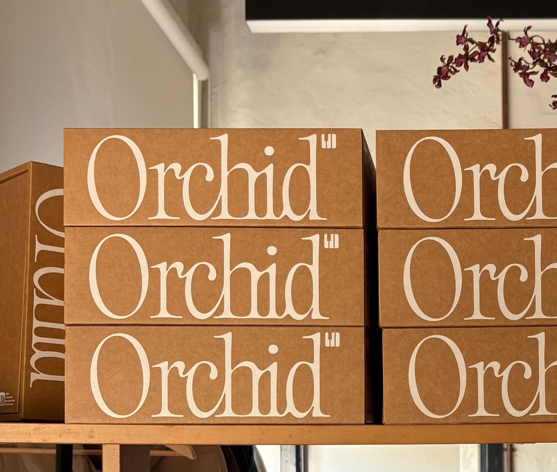 Les cartons d’expédition portent le nom Orchid.