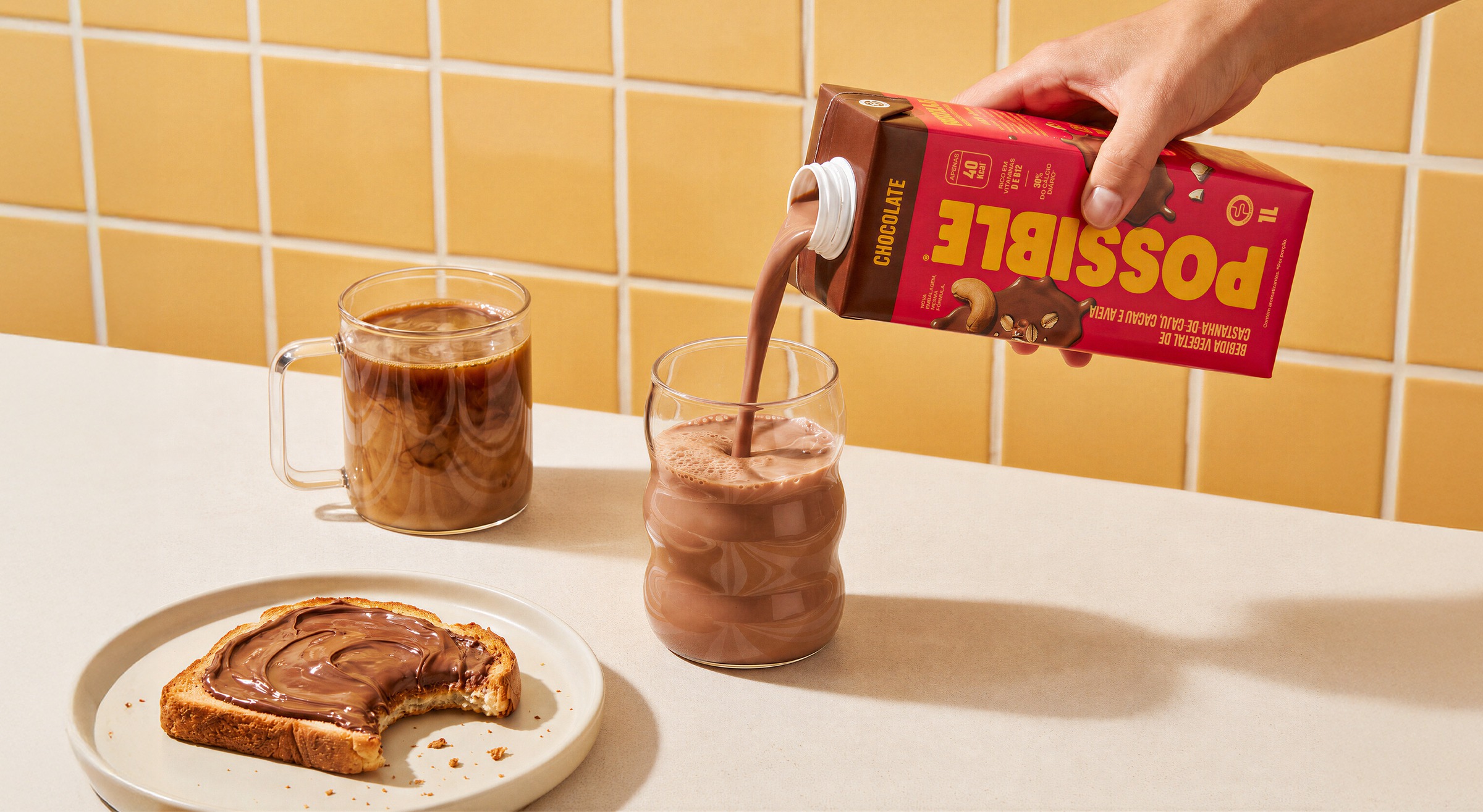 La boisson chocolat est montrée au moment du versement.