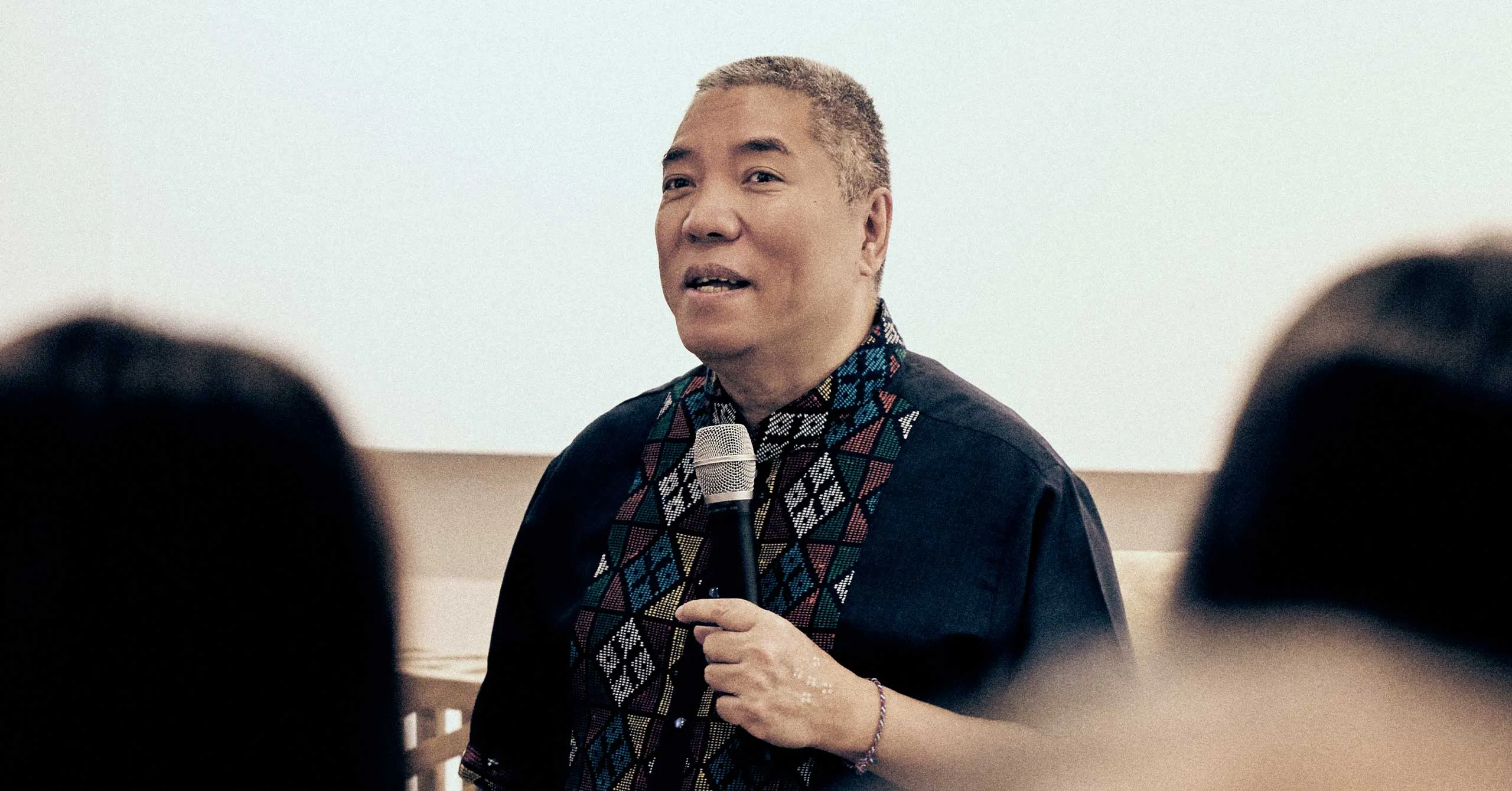 Ambeth Ocampo parle au micro devant le public du Vogue Talks, à Vogue Threads Manila 2026.