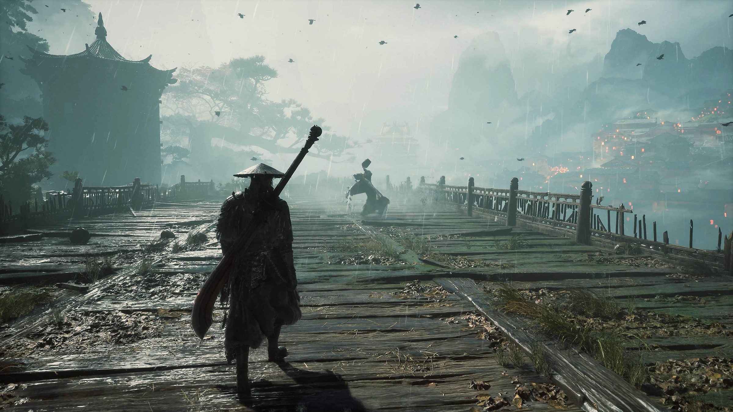 Le héros de Phantom Blade Zero, chapeau de paille et grande épée dans le dos, avance sur un pont de bois sous la pluie face à un adversaire