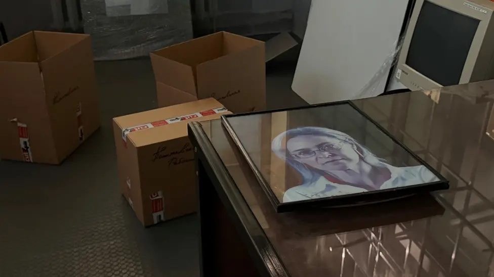 Bureau d'Anna Politkovskaïa conservé à la rédaction de Novaya Gazeta, avec son portrait posé sur le bureau.