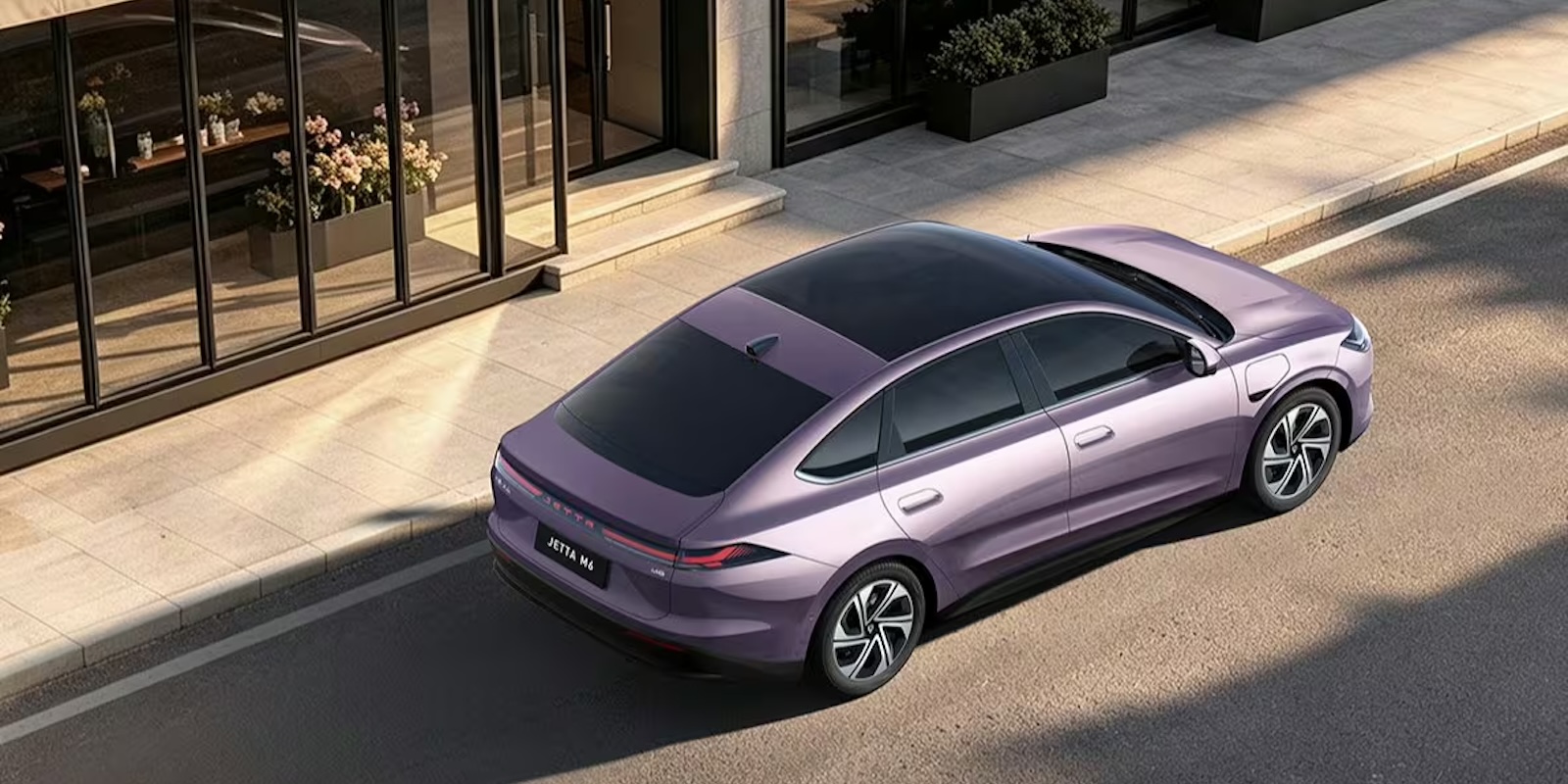 Jetta M6 555 Ultra violette vue de dessus dans une rue