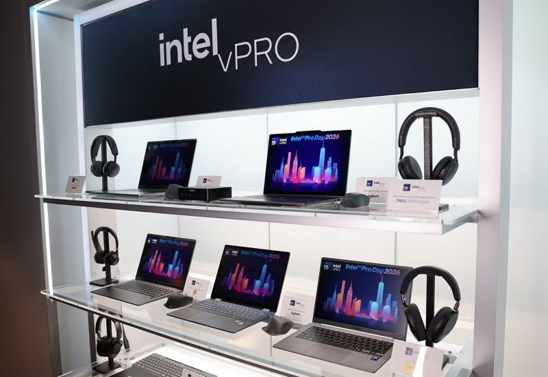 Étagères d'exposition Intel vPro avec des ordinateurs portables affichant le visuel Intel Pro Day 2026