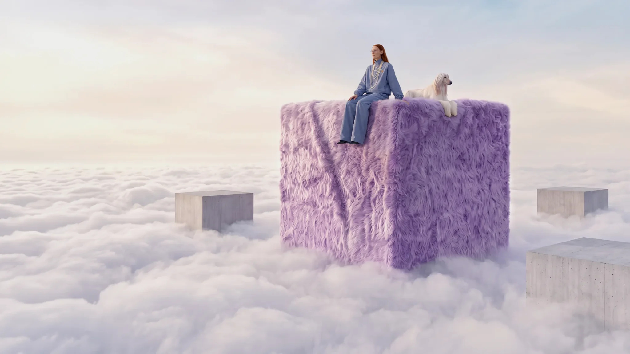 Une femme et un chien sont assis sur un cube violet à la surface duveteuse, au-dessus des nuages.